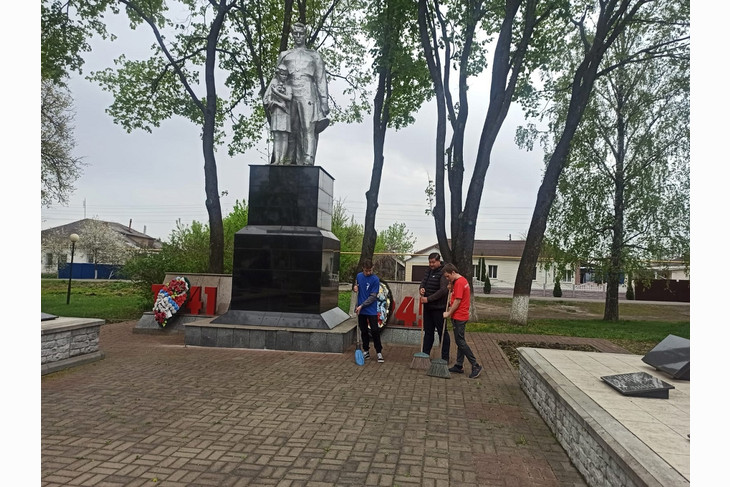 Губкинцы приводят в порядок территории у исторических памятников