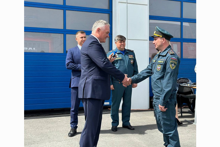 Пожарно-спасательным подразделениям Губкина вручили два автомобиля от благотворительного фонда Андрея Скоча «Поколение»
