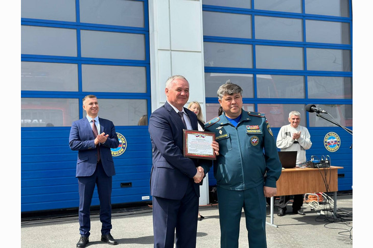 Пожарно-спасательным подразделениям Губкина вручили два автомобиля от благотворительного фонда Андрея Скоча «Поколение»