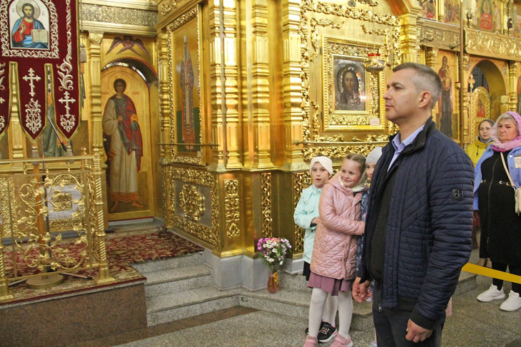 Ночное Пасхальное богослужение в Спасо-Преображенском кафедральном соборе объединило сотни губкинцев в единую православную семью
