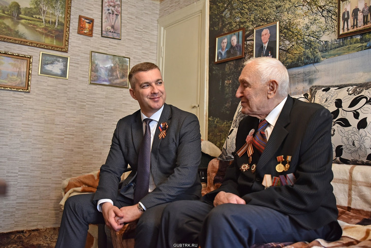 Накануне Дня Победы Михаил Лобазнов встретился с ветераном Великой Отечественной войны Владимиром Вологой