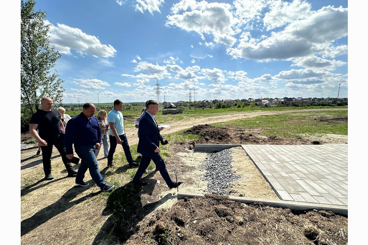 Продолжается благоустройство Петровского парка в Губкине