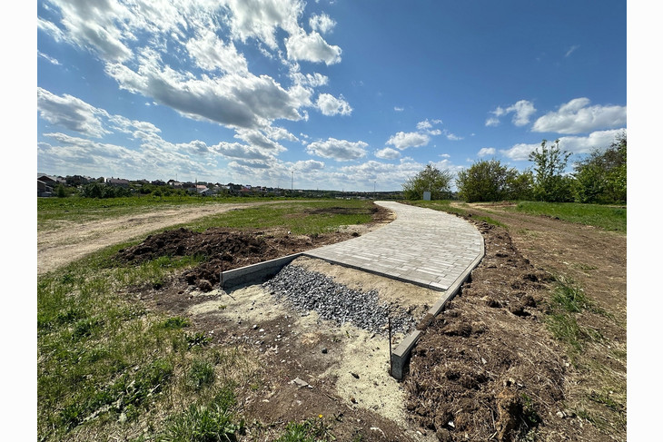 Продолжается благоустройство Петровского парка в Губкине