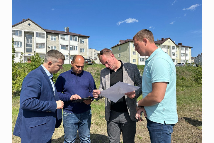 Продолжается благоустройство Петровского парка в Губкине