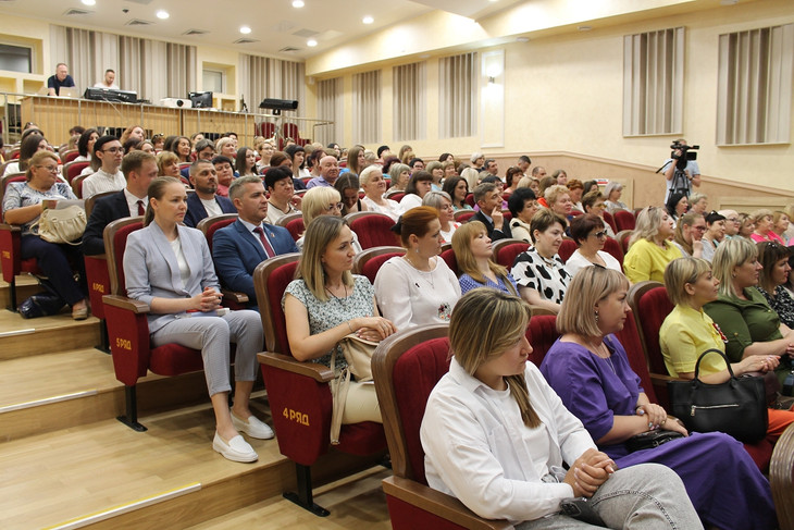 В Губкине торжественно чествовали участников конкурсов педагогического мастерства «Зажги свою звезду!»