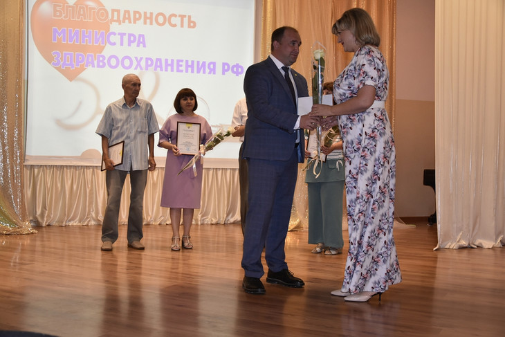 Губкинские медработники получили заслуженные награды в связи с профессиональным праздником