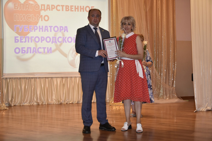 Губкинские медработники получили заслуженные награды в связи с профессиональным праздником