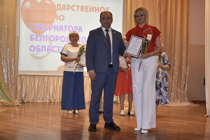 Губкинские медработники получили заслуженные награды в связи с профессиональным праздником
