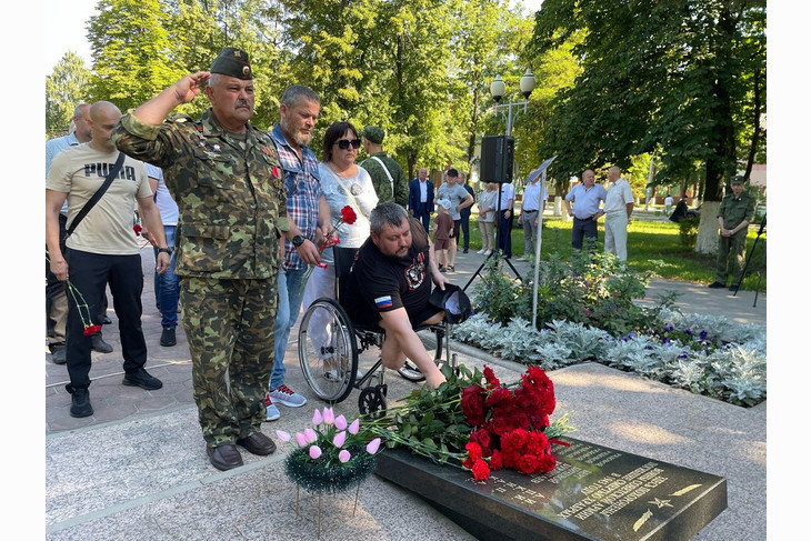 Губкинцы возложили цветы в День ветеранов боевых действий