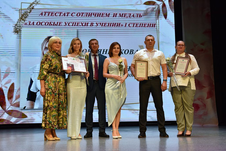В Губкине вручили аттестаты особого образца и медали