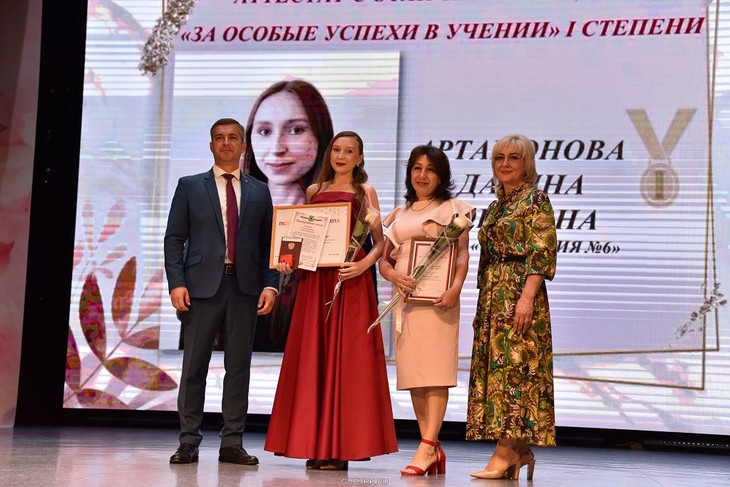 В Губкине вручили аттестаты особого образца и медали
