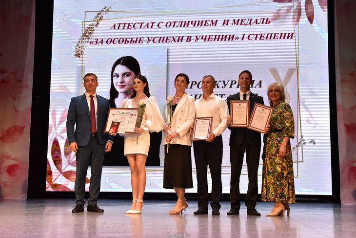 В Губкине вручили аттестаты особого образца и медали