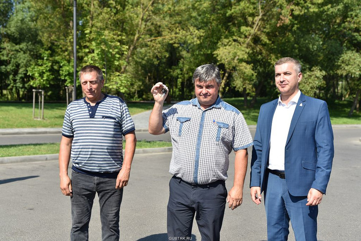 Главам сельских территориальных администраций Губкинского городского округа вручили ключи от новых машин