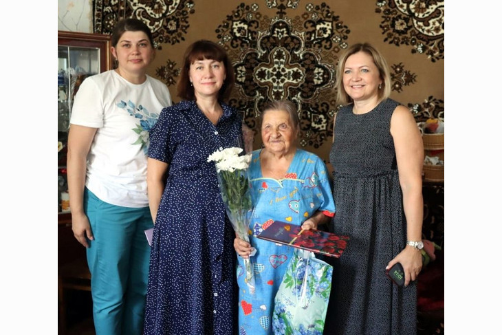 В Губкине с 95-летием поздравили Анну Попову