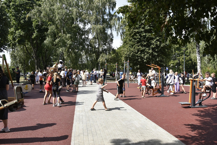 В селе Скородном губкинской территории открыли современную спортивно-игровую площадку