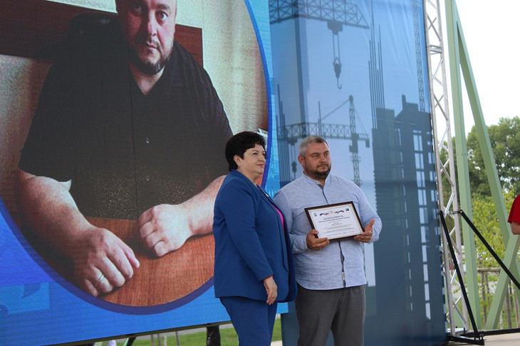 В Губкине состоялось торжественное областное мероприятие, посвящённое Дню строителя
