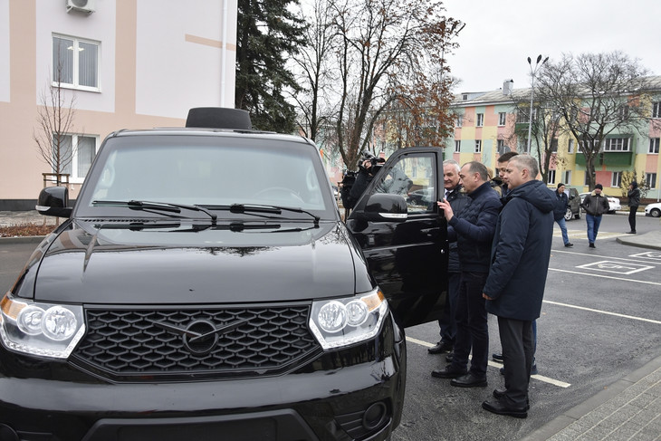 В Губкине состоялась торжественная церемония вручения автомобиля УАЗ «Патриот» администрации Шебекинского городского округа