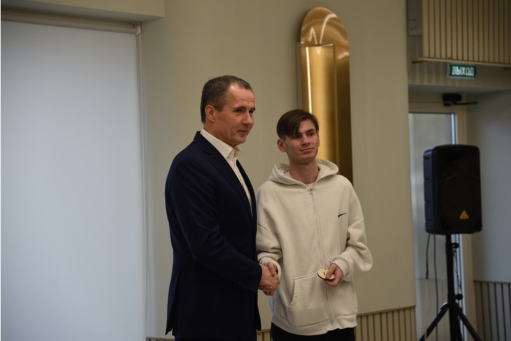 В Губкине Вячеслав Гладков вручил ключи от новых квартир детям-сиротам и детям, оставшимся без попечения родителей