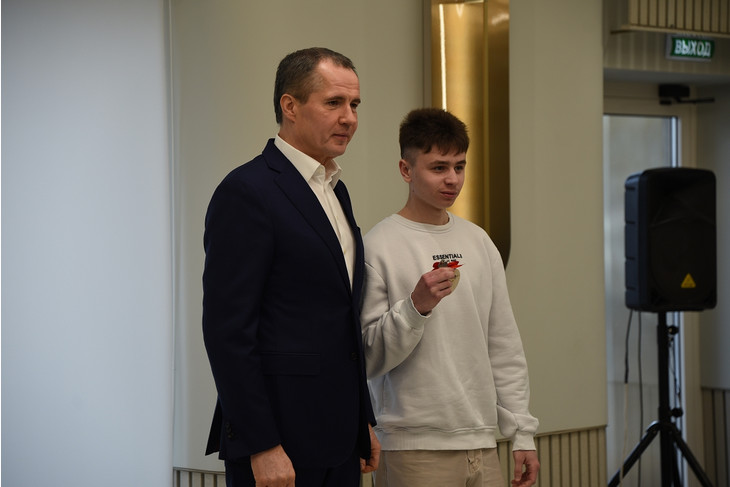 В Губкине Вячеслав Гладков вручил ключи от новых квартир детям-сиротам и детям, оставшимся без попечения родителей