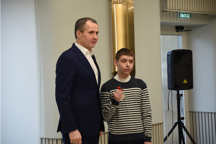 В Губкине Вячеслав Гладков вручил ключи от новых квартир детям-сиротам и детям, оставшимся без попечения родителей