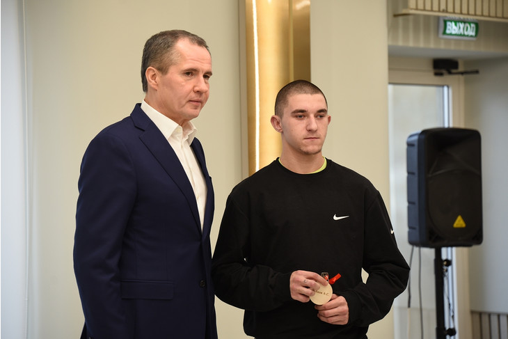 В Губкине Вячеслав Гладков вручил ключи от новых квартир детям-сиротам и детям, оставшимся без попечения родителей
