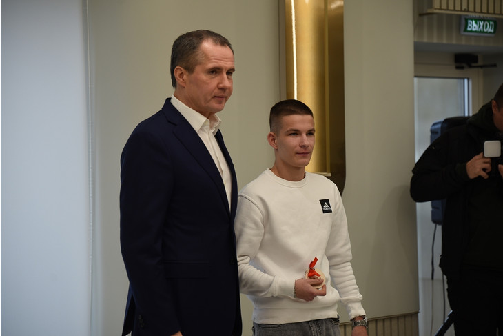 В Губкине Вячеслав Гладков вручил ключи от новых квартир детям-сиротам и детям, оставшимся без попечения родителей