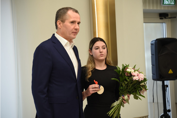 В Губкине Вячеслав Гладков вручил ключи от новых квартир детям-сиротам и детям, оставшимся без попечения родителей