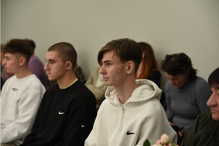 В Губкине Вячеслав Гладков вручил ключи от новых квартир детям-сиротам и детям, оставшимся без попечения родителей