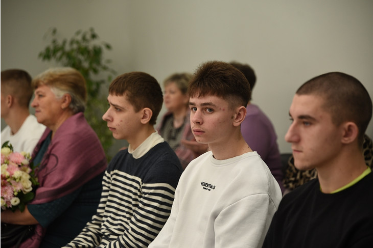 В Губкине Вячеслав Гладков вручил ключи от новых квартир детям-сиротам и детям, оставшимся без попечения родителей