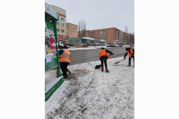Коммунальные службы Губкина расчищают улицы города от выпавшего ночью снега
