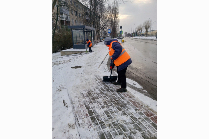 Коммунальные службы Губкина расчищают улицы города от выпавшего ночью снега