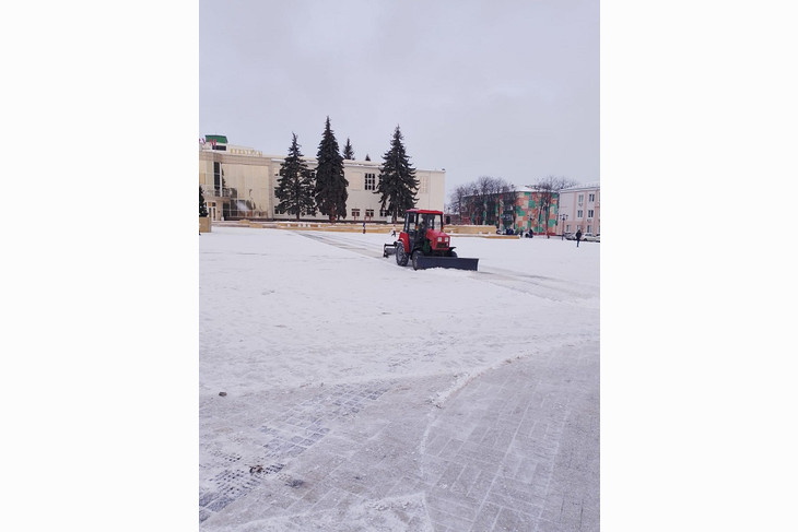 Коммунальные службы Губкина расчищают улицы города от выпавшего ночью снега