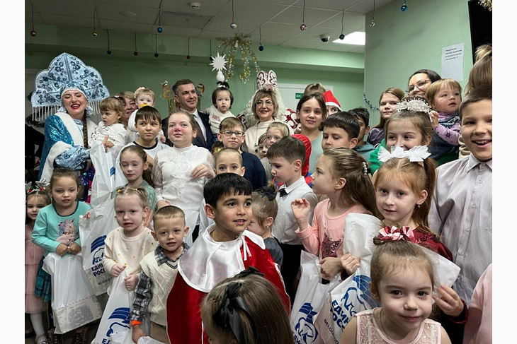 Дед Мороз заглянул в окна детской больницы в Губкине
