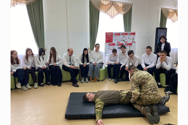 Урок, который может спасти жизни: в Губкине бойцы «Стали» рассказали и показали школьникам, как нужно оказывать первую помощь