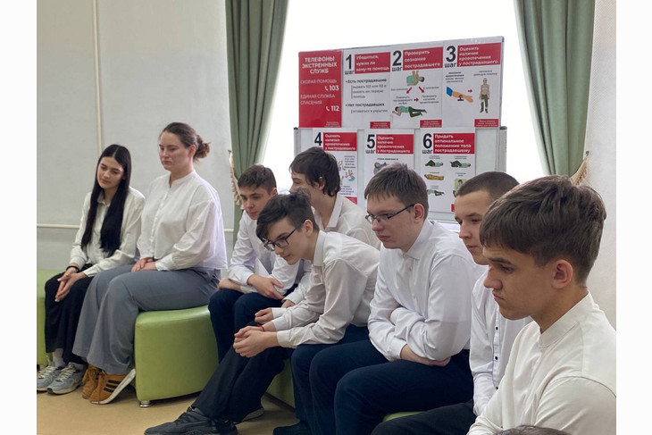 Урок, который может спасти жизни: в Губкине бойцы «Стали» рассказали и показали школьникам, как нужно оказывать первую помощь
