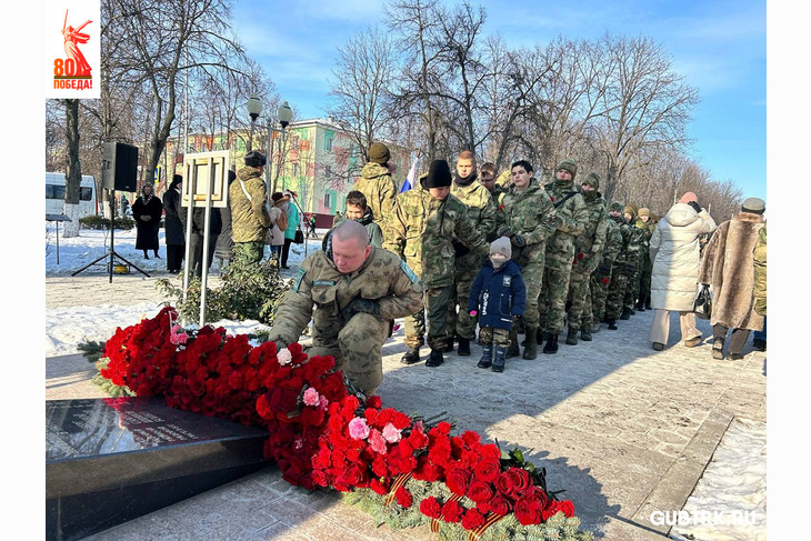 В День защитника Отечества губкинцы возложили цветы у Вечного огня