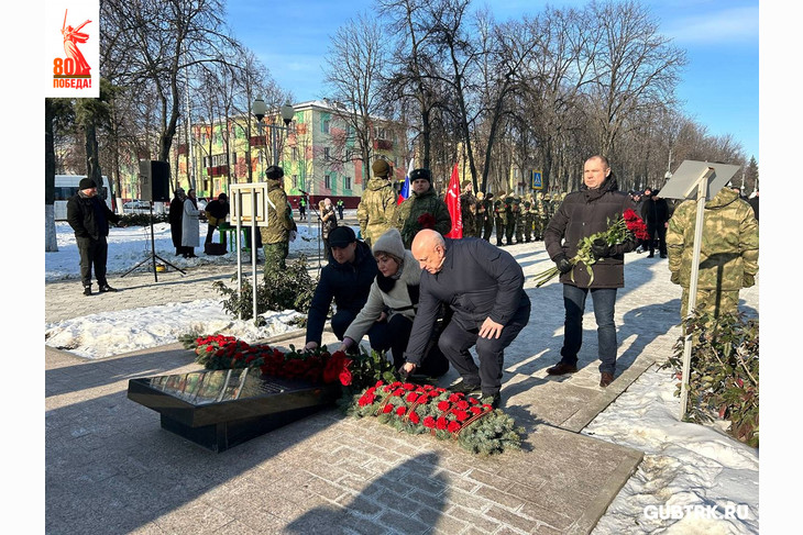 В День защитника Отечества губкинцы возложили цветы у Вечного огня