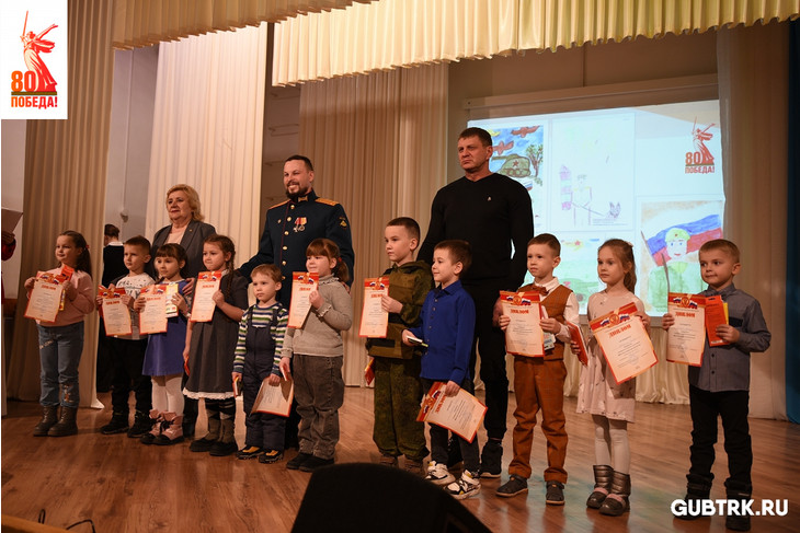 В Губкине наградили победителей конкурса детских рисунков «Мой папа – защитник Отечества»
