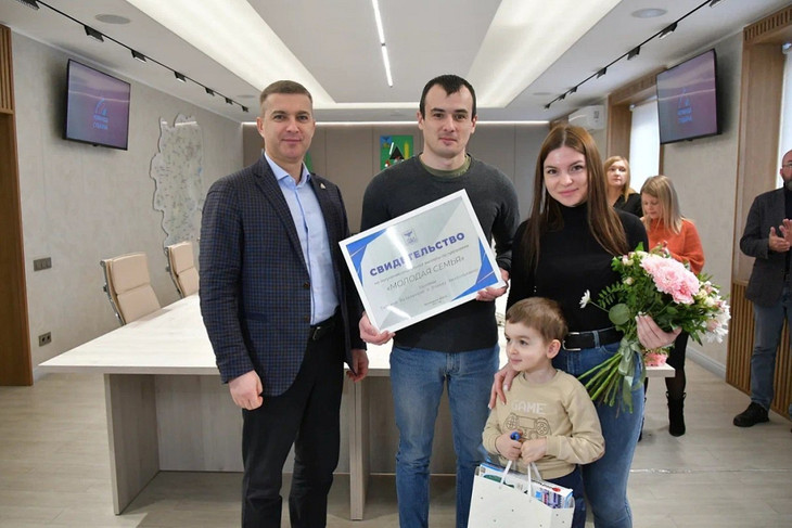 Михаил Лобазнов вручил губкинским семьям сертификаты на получение социальной выплаты по программе «Молодая семья»