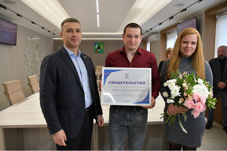 Михаил Лобазнов вручил губкинским семьям сертификаты на получение социальной выплаты по программе «Молодая семья»