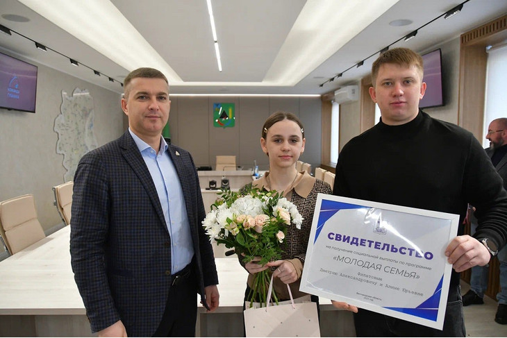 Михаил Лобазнов вручил губкинским семьям сертификаты на получение социальной выплаты по программе «Молодая семья»