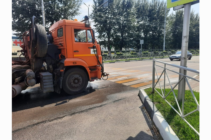 Коммунальные службы Губкина активно проводят полив городских дорог