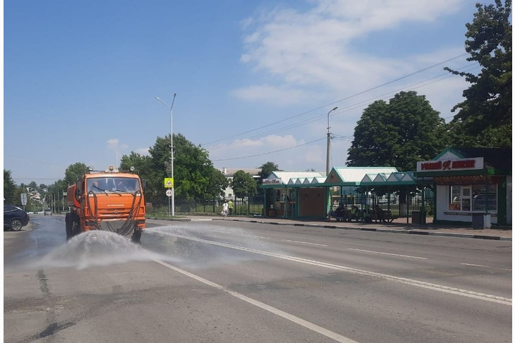 Коммунальные службы Губкина активно проводят полив городских дорог