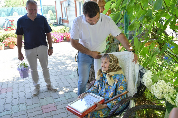 Губкинские депутаты поздравили труженицу тыла Евдокию Брееву с Днём семьи, любви и верности