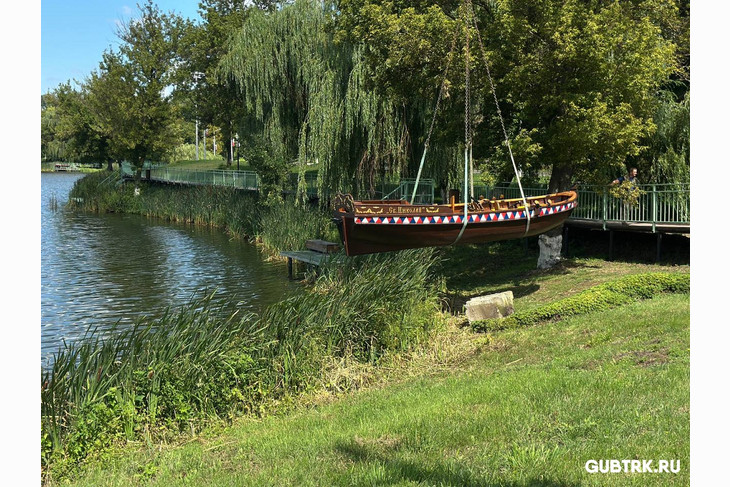 Вернулся в родную гавань: в Губкине ботик Петра I вновь спустили на воду