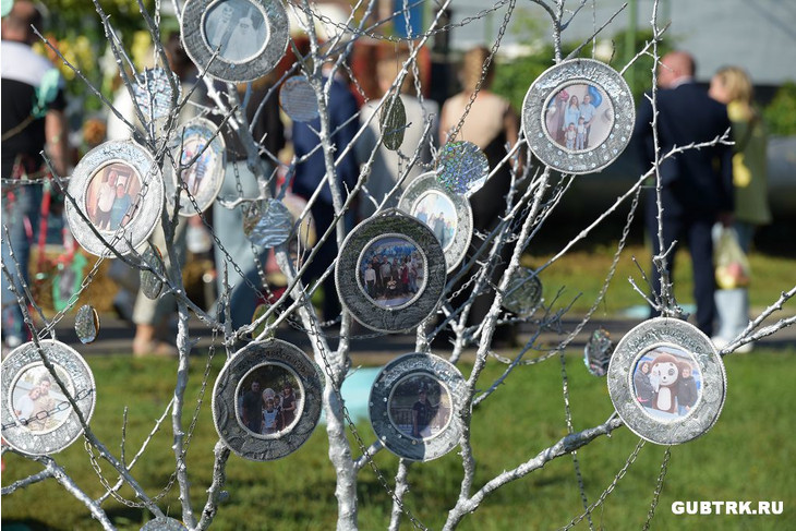В преддверии Дня города в Губкине открылась выставка цветов