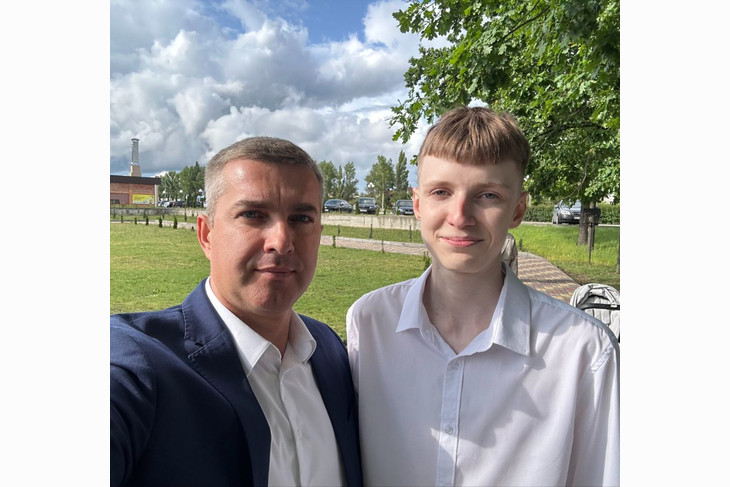 В этом году Михаил Лобазнов отец первоклассницы и выпускника