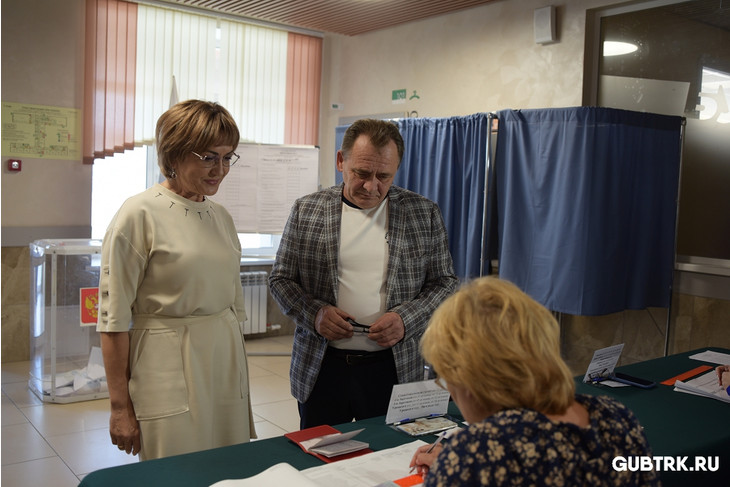 Галина Колесникова вместе с супругом приняла участие в голосовании