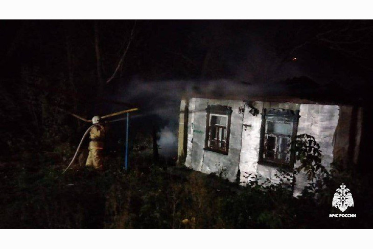 В Губкинском округе сгорел заброшенный дом