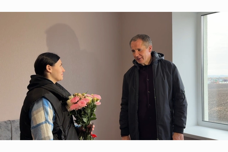 Вячеслав Гладков вручил губкинцам ключи от новых квартир